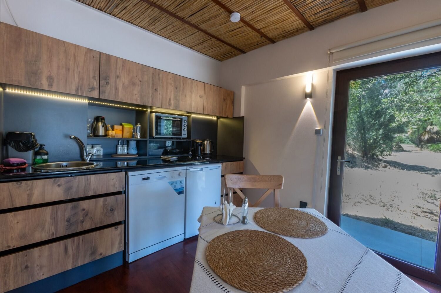 Studio 374 Kırmızı – Mutfak ve yemek alanı · Kadıkalesi, Gümüşlük, Bodrum