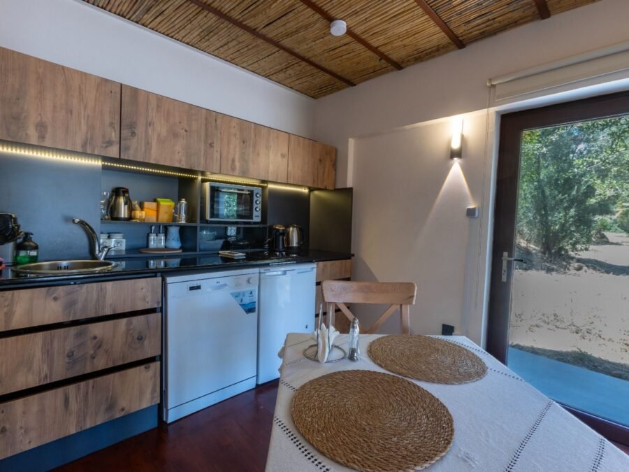 Studio 374 Kırmızı – Mutfak ve yemek alanı · Kadıkalesi, Gümüşlük, Bodrum