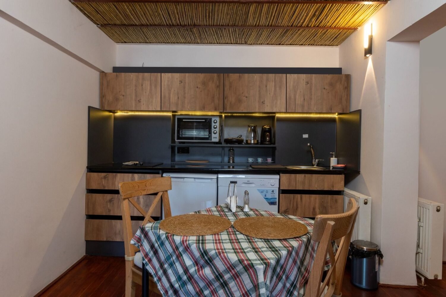 Studio 374 Mavi – Mutfak ve yemek alanı · Kadıkalesi, Gümüşlük, Bodrum