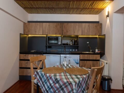 Studio 374 Mavi – Mutfak ve yemek alanı · Kadıkalesi, Gümüşlük, Bodrum