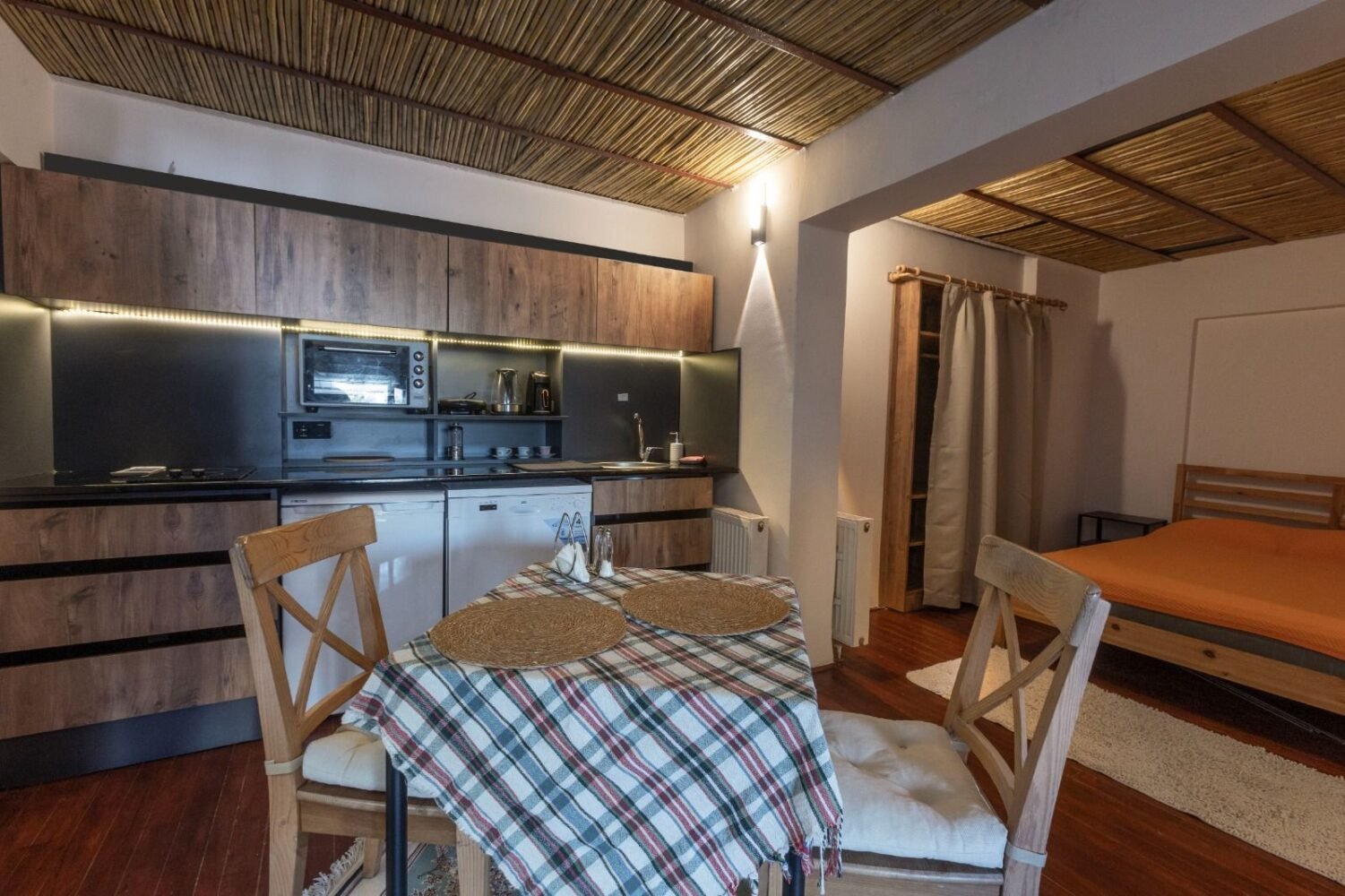 Studio 374 Mavi – Mutfak ve yemek alanı · Kadıkalesi, Gümüşlük, Bodrum