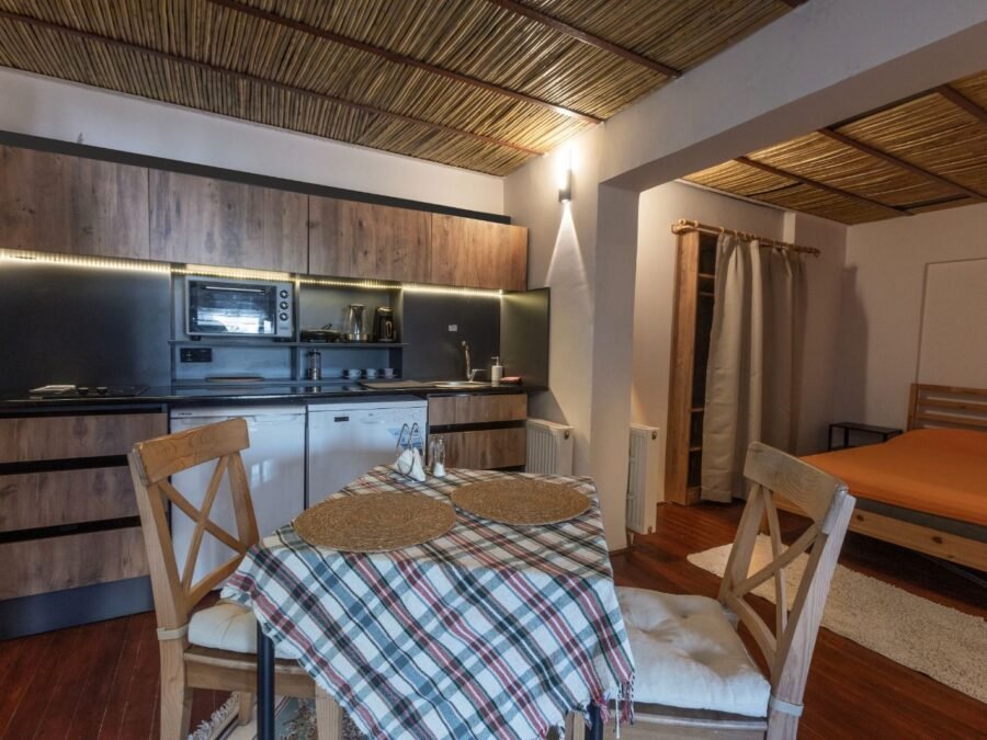 Studio 374 Mavi – Mutfak ve yemek alanı · Kadıkalesi, Gümüşlük, Bodrum