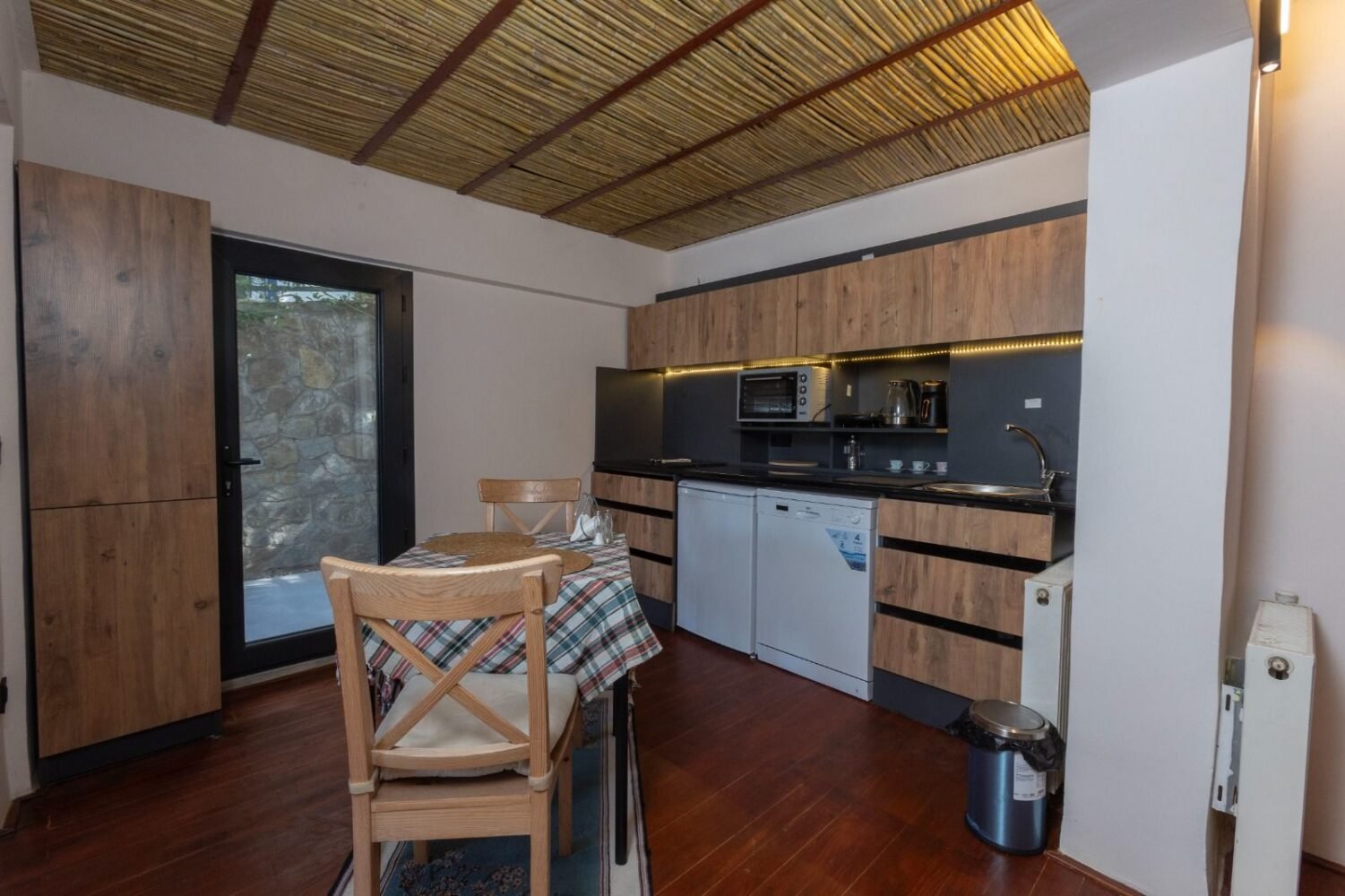 Studio 374 Mavi – Mutfak ve yemek alanı · Kadıkalesi, Gümüşlük, Bodrum