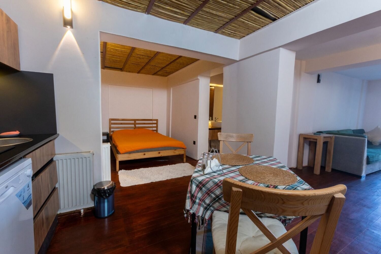 Studio 374 Mavi – Mutfak ve yemek alanı · Kadıkalesi, Gümüşlük, Bodrum