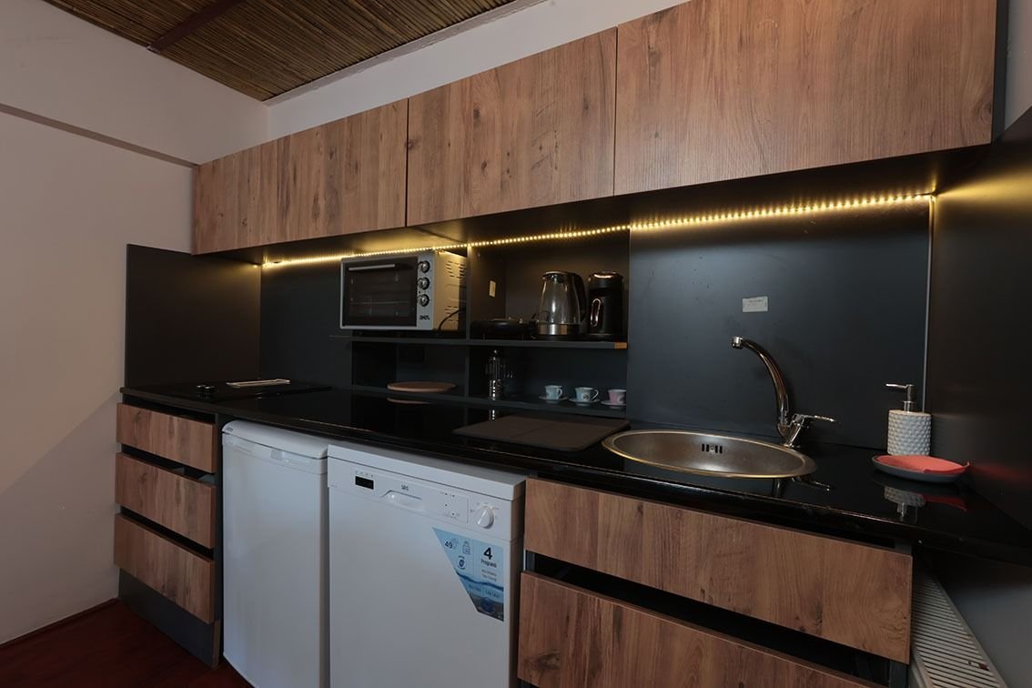 Studio 374 Mavi – Mutfak ve yemek alanı · Kadıkalesi, Gümüşlük, Bodrum