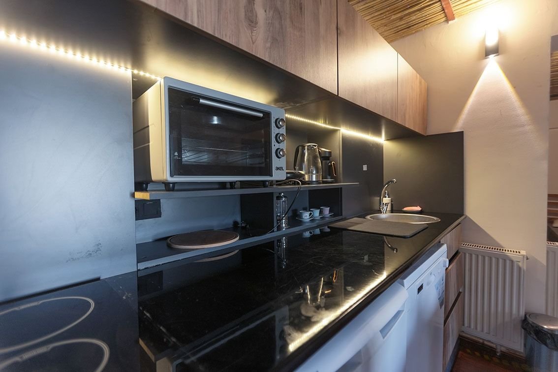 Studio 374 Mavi – Mutfak ve yemek alanı · Kadıkalesi, Gümüşlük, Bodrum