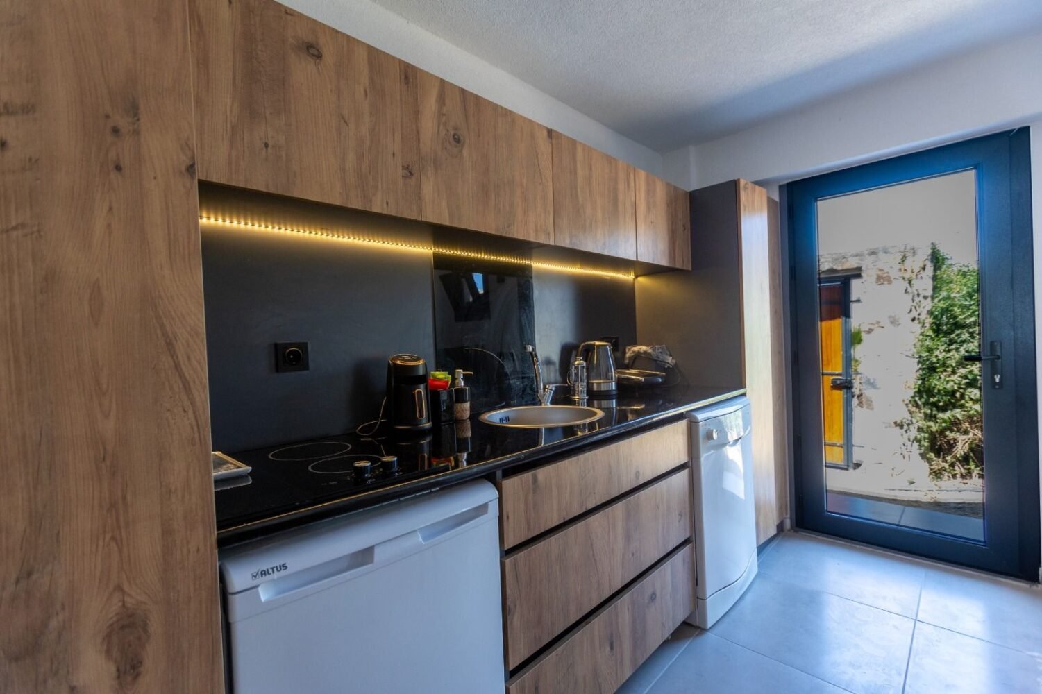 Studio 374 Yeşil – Mutfak ve yemek alanı · Kadıkalesi, Gümüşlük, Bodrum