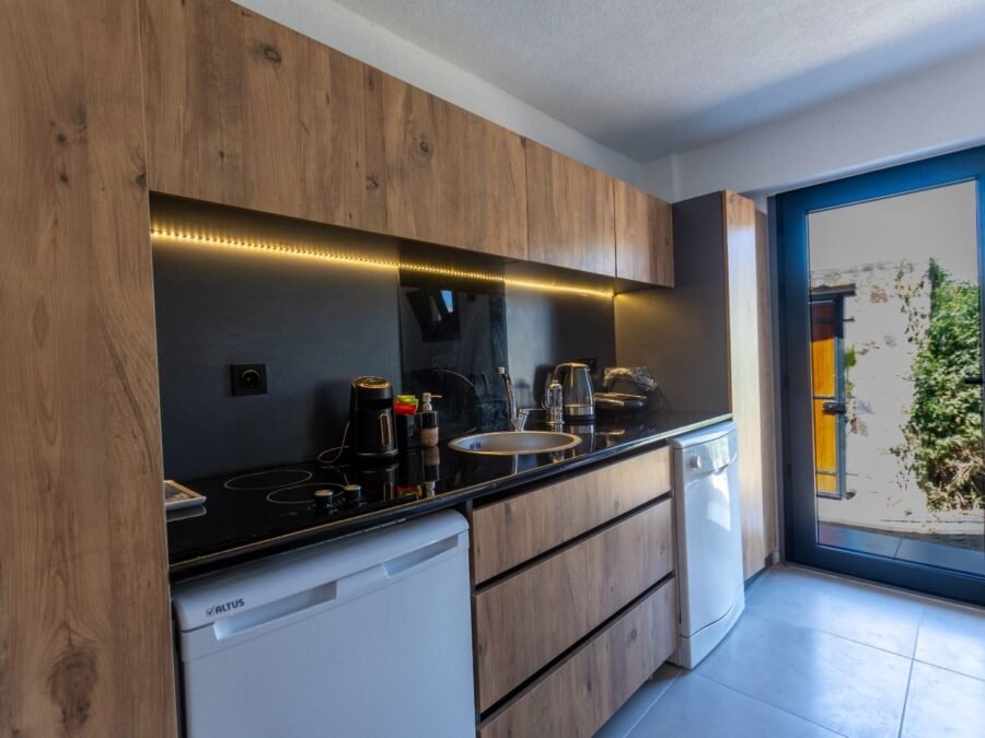 Studio 374 Yeşil – Mutfak ve yemek alanı · Kadıkalesi, Gümüşlük, Bodrum