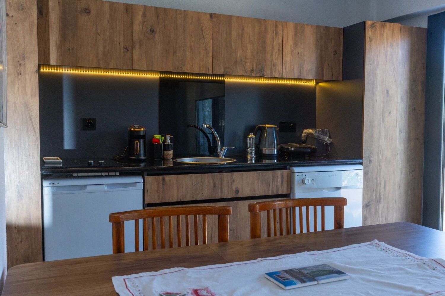 Studio 374 Yeşil – Mutfak ve yemek alanı · Kadıkalesi, Gümüşlük, Bodrum